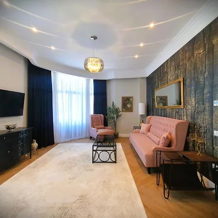 Historic Apartment, Very Close To The Beach And Main Activities Constanta